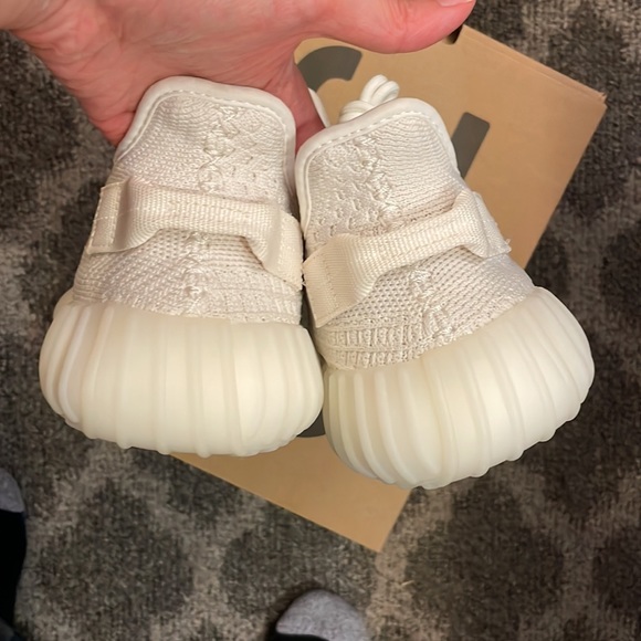 Authentic Adidas Yeezy 350 V2 Bone - Picture 4 of 9